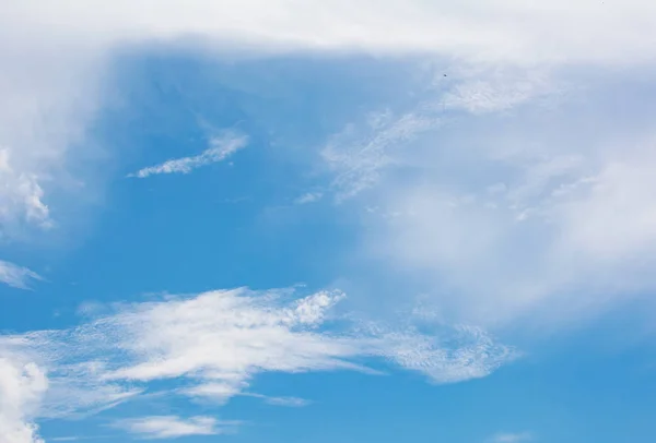 明るい日の青い空に白い雲がふわふわは 素敵な背景または表示または背景に適しています 高いポイントからの眺め — ストック写真