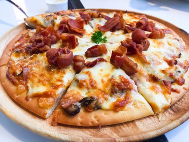 Carbonara Pizza Füme pastırma, jambon, mantar, kiraz domates, yumurta, peynir ve ahşap tabak üzerinde oynandığı krema sos ile. Bu popüler bir İtalyan mutfağı var. Özel bir yemek için