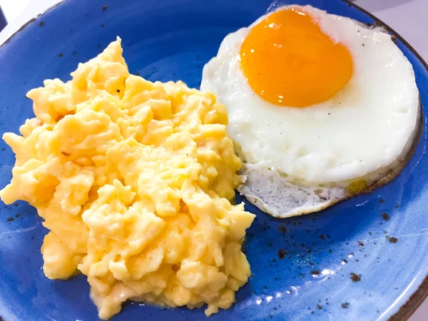 Breakfast Scrambled Eggs Chees Medium Fried Egg Placed Blue Dish — Stock Photo, Image