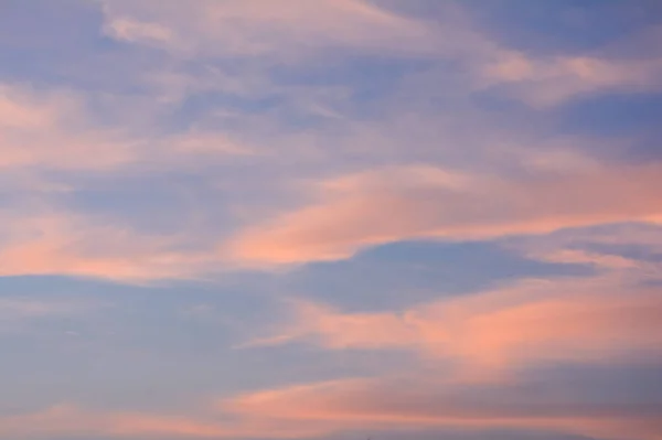 夕暮れ時の夕暮れの空や夕方の空 夜にリラックスした時を見るのは楽しい 空はピンクと青の色です 写真のほとんどの領域は青です クラウドは 巻雲または Cirrostratus クラウドの一種です — ストック写真