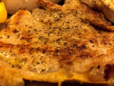 Izgara domuz eti sosu ile Steak Chop, orada patates kızartması ve salata krem sos yan yemeklerle vardır. Bu akşam yemeği için ana menü