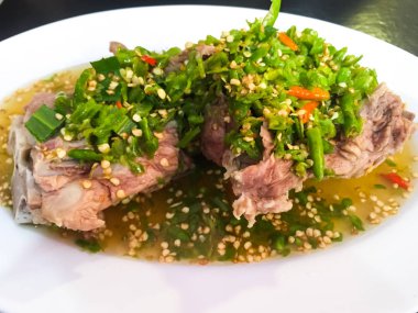 Sıcak ve baharatlı çorba domuz eti boyun kemikleri ve Tay otlar 