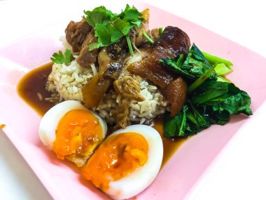 Pilavın üzerine domuz bacağı. Bu Tayland gıda, pirinç, haşlanmış lahana, taze sarımsak, taze biber, haşlanmış yumurta ve baharatlı sos ile yenir