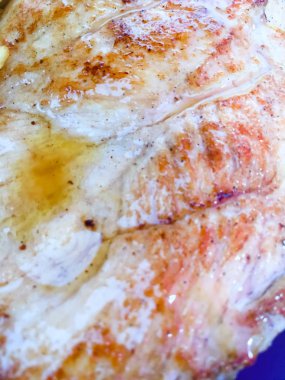 Sos soslu Izgara Domuz pirzola Biftek. etin dokusunu gösteriyor.