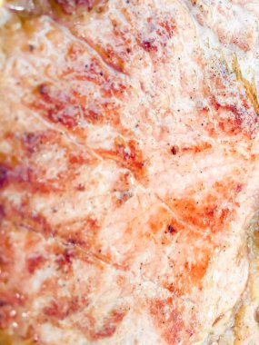 Sos soslu Izgara Domuz pirzola Biftek. etin dokusunu gösteriyor.