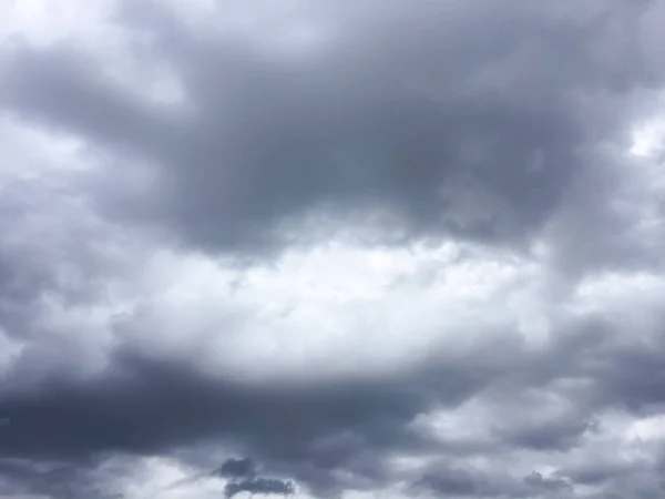 雨の前の空まもなく雨が降りそうな夕方の空をイメージしています。広角で空を見せる — ストック写真