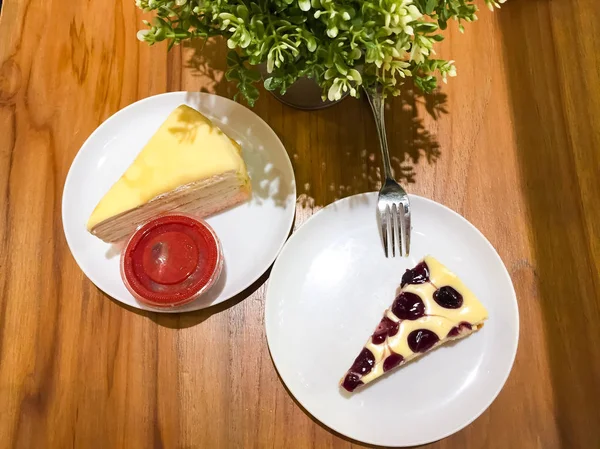 Blueberry Cheesecake Crepe Cake Com Molho Morango Estão Prato Branco — Fotografia de Stock