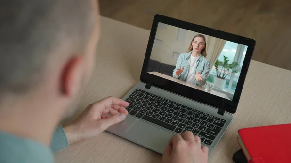 Back view of businessman talk with woman business partner using video call on laptop omówić projekt pracy online. — Zdjęcie stockowe