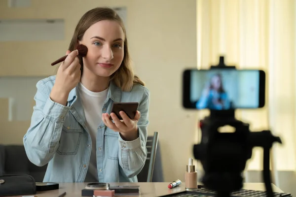 Blogueira feminina fazendo um vídeo para seu blog de beleza em cosméticos . — Fotografia de Stock