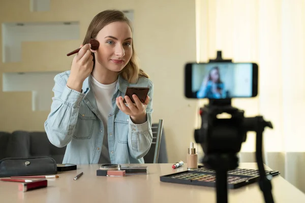 Blogger haciendo un video para su blog de belleza sobre cosméticos . — Foto de Stock