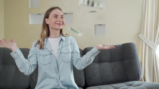 Nakit para mutlu, şaşırmış bir kadının üzerine düşüyor, uygun banka kredi şartları — Stok video