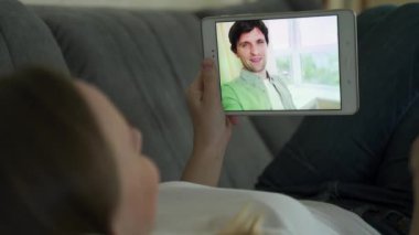 Tabletle arkadaşlarıyla video görüşmesi yapan bir kadın. Facetime, online, internet, şehirlerarası iletişim, sohbet kavramı