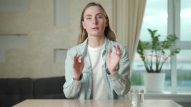 İş kadını web kamerasıyla konuşuyor ve uzaktan video konferans görüşmesi yapıyor. Kadın internet öğretmeni evden uzakta sohbet ediyor..