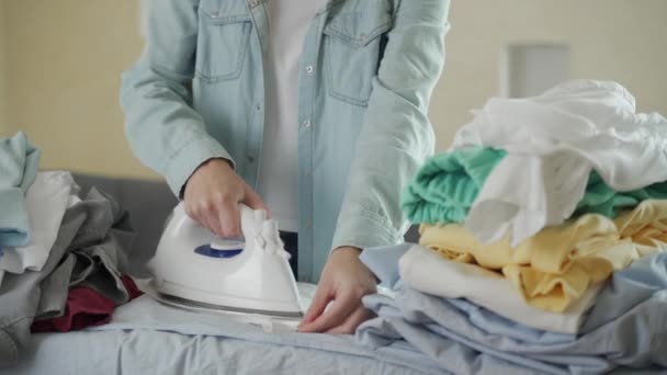Mujer feliz planchando su ropa en casa — Vídeos de Stock