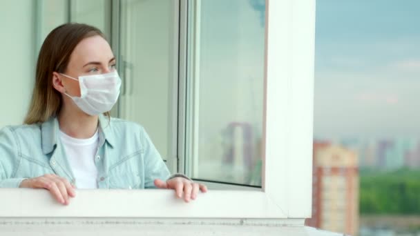 Mujer aplaude en el balcón de su apartamento, agradeciendo a los servicios médicos de Covid-19 . — Vídeo de stock