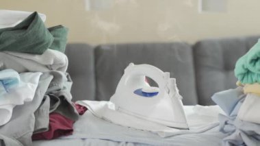 Ütüyü kapat ve gömleği ve ütü masasını yak.