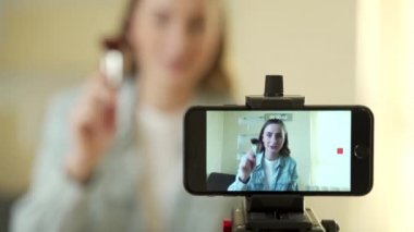 Kadın blogcu güzellik blogu için kozmetik üzerine bir video hazırlıyor.
