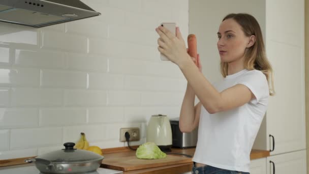 Mulher cozinhar vlogger gravação de vídeo na cozinha em casa — Vídeo de Stock