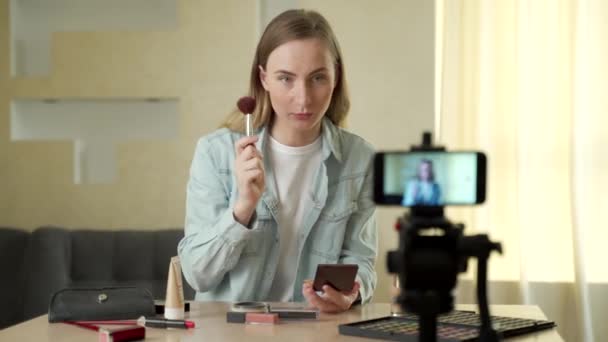 Kadın blogcu güzellik blogu için kozmetik üzerine bir video hazırlıyor. — Stok video