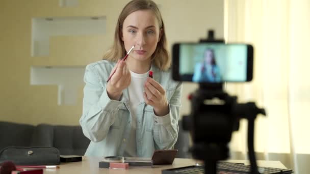 Blogerka piękności kobieta filmowanie makijaż samouczek przed kamerą. Influencer kobieta streaming na żywo przegląd produktów kosmetycznych w domu studio — Wideo stockowe
