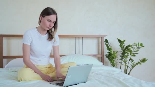 Женщина реагирует на потерю ноутбука в постели — стоковое видео