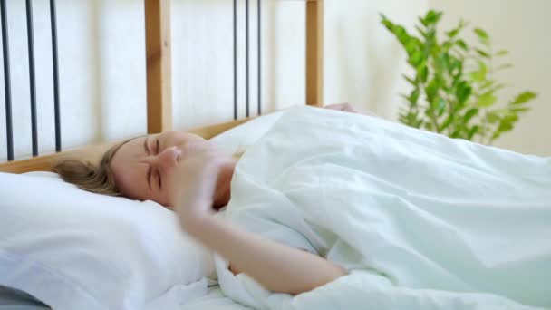 Álmatlanságban szenvedő nő nem tud aludni éjszaka. Ágyba veti magát. — Stock videók