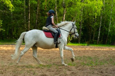 Ata binen bir kadın.