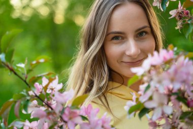 Çiçek açan ağaçtaki güzel bahar kızı