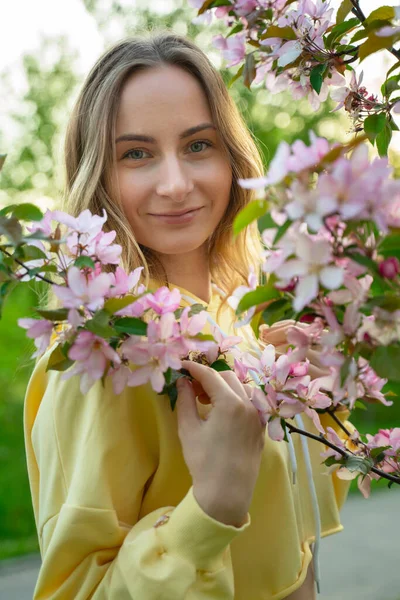 Piękna dziewczyna wiosna w kwitnącym drzewie — Zdjęcie stockowe