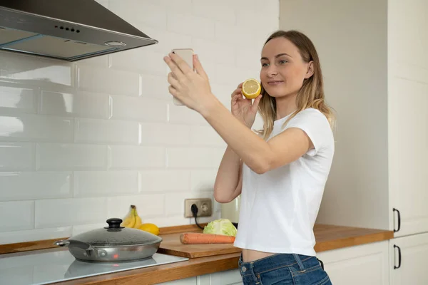 Женщина приготовления vlogger запись видео на кухне дома — стоковое фото