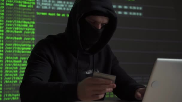 Компьютерный хакер с помощью кредитной карты крадет данные с ноутбука концепции для сетевой безопасности, кражи личности и компьютерных преступлений — стоковое видео