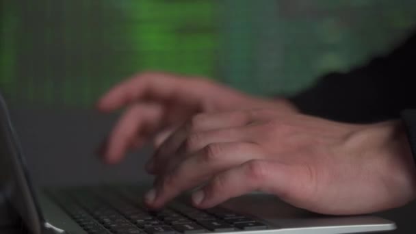 Mężczyzna ręce wpisując kod komputera, program bezpieczeństwa dla bazy danych lub serwerów — Wideo stockowe