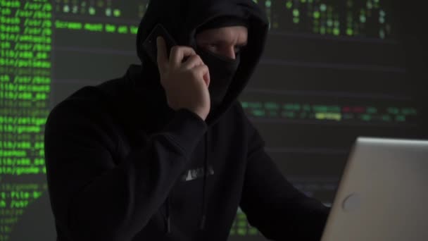 Хакер за допомогою мобільного смартфона, що закликає жертву — стокове відео