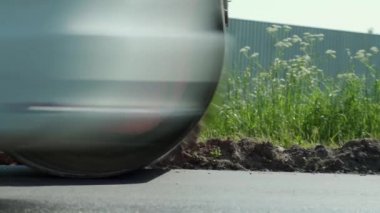 Buz pateni pistinin büyük çalışma makinesi yeni bir asfalt yapar. Yol tamiri. Yakın plan.