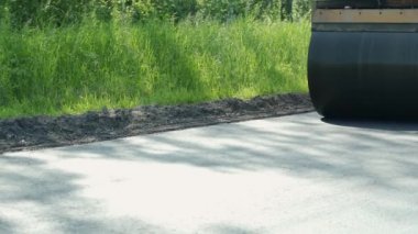 Buz pateni pistinin büyük çalışma makinesi yeni bir asfalt yapar. Yol tamiri. Yakın plan.