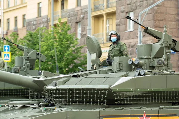Moskwa, Rosja - 1 maja 2020 r.: Powtarzanie parady Dnia Zwycięstwa przed 9 maja. Wojskowe maszyny jadą ulicą.. — Zdjęcie stockowe