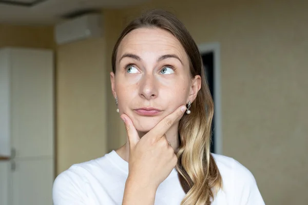 Portrait belle jeune femme debout, elle pense ou rêve et regarde au-dessus — Photo