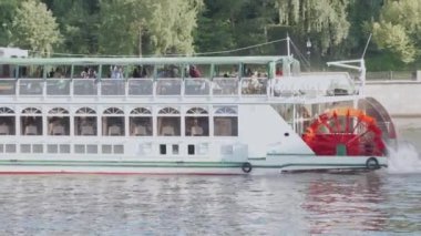 Yolcu gemisi nehirde yüzüyor.