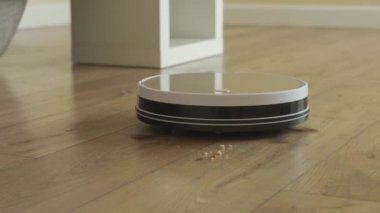 Robot elektrikli süpürge daireyi temizliyor. Robot elektrik süpürgesi.