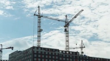 Binanın zaman aşımına uğrayan kule vinçleri