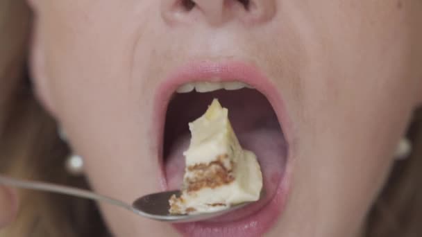 Mujer feliz comiendo pastel en la cocina. Señora disfrutando pastel — Vídeo de stock