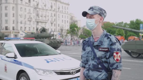 Mosocw, Rusia - 1 de mayo de 2020: coche de policía en Mosocw, Rusia — Vídeo de stock