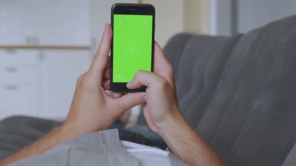 Homme utilisant un smartphone avec écran vert — Video