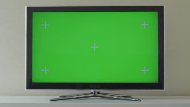 Vergrößern Aufnahme eines Fernsehers mit horizontalem Green Screen Mock Up. Wohnzimmer zu Hause. — Stockvideo
