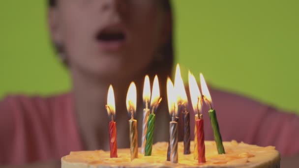 Soprar velas em um bolo de aniversário — Vídeo de Stock