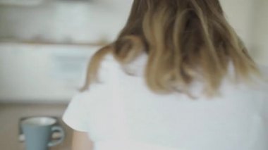 Stüdyoda masasında oturan bir kadın dizüstü bilgisayar üzerinde çalışıyor ve notlar yazıyor. Enerjik, hızlı, hızlandırılmış, hızlandırılmış, ileri sarma hareketi. 360 derece izleme yayı atışı