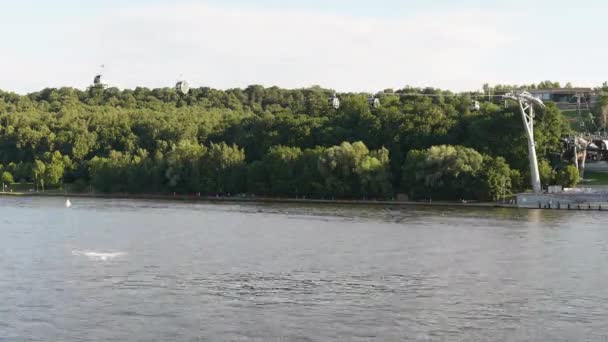 Het cruiseschip drijft op de rivier. Tijdsverloop — Stockvideo
