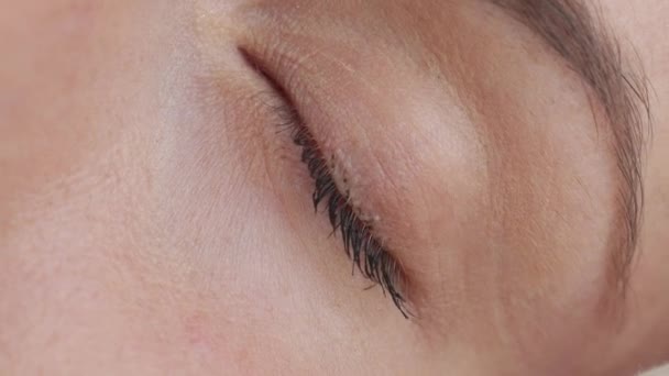 Close-up Macro Zoom-out shot van een oog. Jonge zalige vrouw ontwaakt en opent haar ogen — Stockvideo