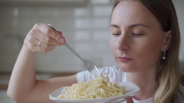 Итальянская еда. Крупный план здоровой кавказской женщины, поедающей спагетти . — стоковое видео