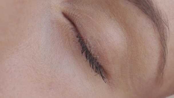 Close-up Macro Zoom-out shot van een oog. Jonge zalige vrouw ontwaakt en opent haar ogen — Stockvideo